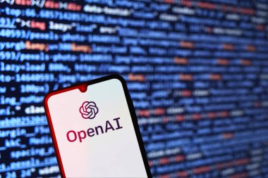 Prag, Çek: Ekranda logo açılımlı modern akıllı telefon ve arka planda bilgisayar ekranı 