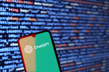 Prag, Çek: Logo sohbet gpt 'li modern akıllı telefon ve arka planda bilgisayar ekranı 