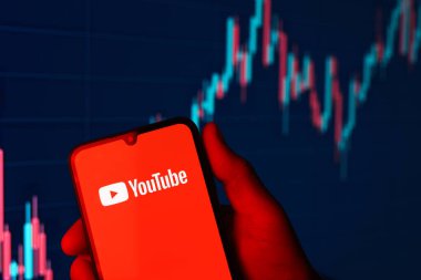 Prag, Çek: Elinde youtube logosu olan modern akıllı telefon 