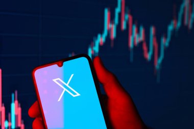 Prag, Çek: Grafik arka planında x logosu bulunan modern akıllı telefon 