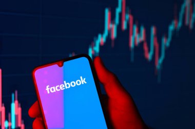 Prag, Çek Cumhuriyeti - 720 2024: Facebook logosu gösteren akıllı telefon. Facebook bir sosyal ağdır.