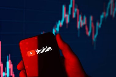 Prag, Czechia: Elinde logo youtube bulunan modern akıllı telefon 