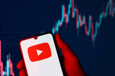 Prag, Çek: Elinde youtube logosu olan modern akıllı telefon 