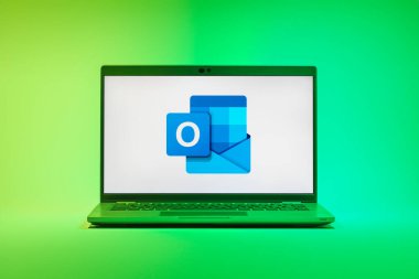 Prag, Çek Cumhuriyeti - 21 Ekim 2024: Microsoft Outlook logosunu gösteren modern bilgisayar ekranı