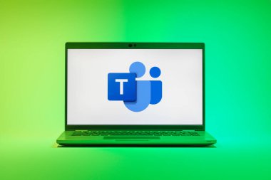 Prag, Çek Cumhuriyeti - 21 Ekim 2024: Microsoft Ekip logolarını gösteren modern dizüstü bilgisayar ekranı