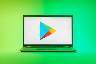 Prag, Çek Cumhuriyeti - 21 Ekim 2024: Google Play logosunu gösteren modern dizüstü bilgisayar ekranı