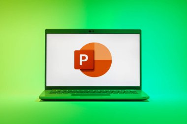 Prag, Çek Cumhuriyeti - 21 Ekim 2024: PowerPoint logosunu gösteren modern dizüstü bilgisayar ekranı