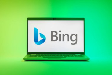 Prag, Çek Cumhuriyeti - 21 Ekim 2024: Bing logosunu gösteren modern dizüstü bilgisayar ekranı
