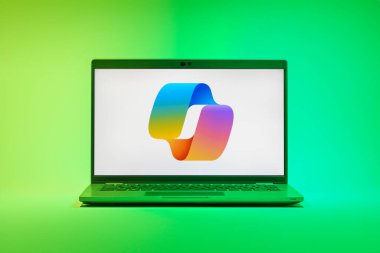 Prag, Çek Cumhuriyeti - 21 Ekim 2024: Microsoft Copilot logosunu gösteren modern dizüstü bilgisayar