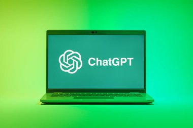 Prag, Çek Cumhuriyeti - 21 Ekim 2024: ChatGPT logosunu gösteren modern bilgisayar ekranı