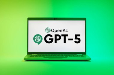 Prag, Çek Cumhuriyeti - 21 Ekim 2024: OpenAI GPT-5 logosunu gösteren modern dizüstü bilgisayar ekranı