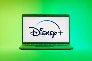 Prag, Çek Cumhuriyeti - 21 Ekim 2024: Disney + logosunu gösteren modern dizüstü bilgisayar ekranı