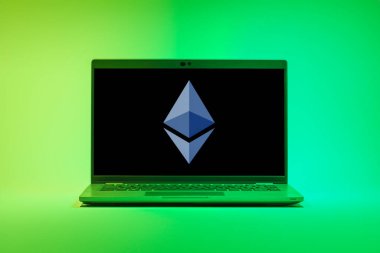Prag, Çek Cumhuriyeti - 21 Ekim 2024: Ethereum logosunu gösteren modern dizüstü bilgisayar ekranı