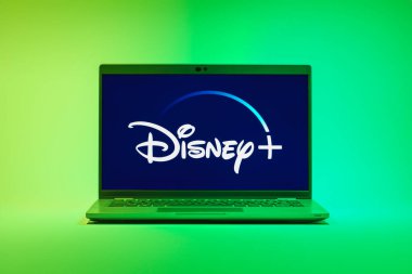Prag, Çek Cumhuriyeti - 21 Ekim 2024: Disney + logosunu gösteren modern dizüstü bilgisayar ekranı
