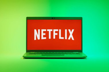 Prag, Çek Cumhuriyeti - 21 Ekim 2024: Netflix logosunu gösteren modern dizüstü bilgisayar ekranı
