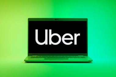 Prag, Çek Cumhuriyeti - 21 Ekim 2024: Uber logosunu gösteren modern dizüstü bilgisayar ekranı