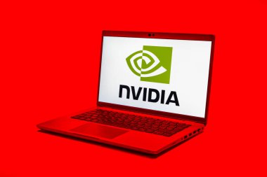 Prag, Çek Cumhuriyeti - 21 Ekim 2024: Nvidia logosunu gösteren modern bilgisayar ekranı