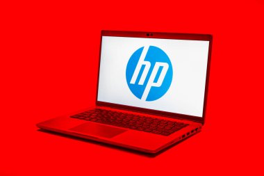 Prag, Çek Cumhuriyeti - 21 Ekim 2024: HP logosunu gösteren modern dizüstü bilgisayar ekranı