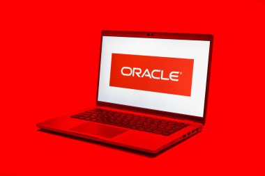 Prag, Çek Cumhuriyeti - 21 Ekim 2024: Kahin logosunu gösteren modern laptop ekranı