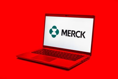 Prag, Çek Cumhuriyeti - 21 Ekim 2024: Merck logosunu gösteren modern dizüstü bilgisayar ekranı