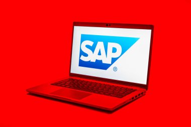Prag, Çek Cumhuriyeti - 21 Ekim 2024: SAP logosunu gösteren modern dizüstü bilgisayar ekranı