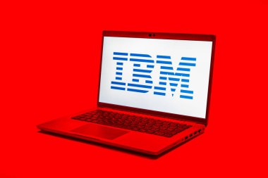 Prag, Çek Cumhuriyeti - 21 Ekim 2024: IBM logosunu gösteren modern dizüstü bilgisayar ekranı
