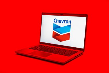 Prag, Çek Cumhuriyeti - 21 Ekim 2024: Şevron logosunu gösteren modern dizüstü bilgisayar ekranı