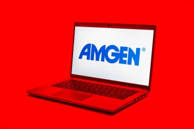 Prag, Çek Cumhuriyeti - 21 Ekim 2024: Amgen logosunu gösteren modern dizüstü bilgisayar ekranı