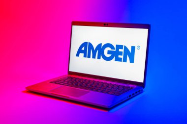 Prag, Çek Cumhuriyeti - 21 Ekim 2024: Amgen logosunu gösteren modern dizüstü bilgisayar ekranı