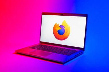 Prag, Çek Cumhuriyeti - 21 Ekim 2024: Firefox logosunu gösteren modern dizüstü bilgisayar ekranı