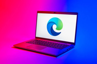 Prag, Çek Cumhuriyeti - 21 Ekim 2024: Microsoft Edge logosunu gösteren modern dizüstü bilgisayar ekranı