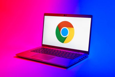Prag, Çek Cumhuriyeti - 21 Ekim 2024: Google Chrome logosunu gösteren modern laptop ekranı