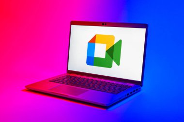 Prag, Çek Cumhuriyeti - 21 Ekim 2024: Google Meet logosunu gösteren modern dizüstü bilgisayar ekranı