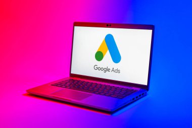 Prag, Çek Cumhuriyeti - 21 Ekim 2024: Google Afs logosunu gösteren modern dizüstü bilgisayar ekranı