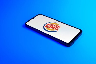 Prag, Çek Cumhuriyeti - 21 Ekim 2024: Burger King logosunu gösteren modern akıllı telefon aygıtı.