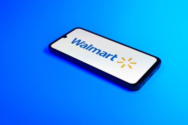 Prag, Çek Cumhuriyeti - 21 Ekim 2024: Walmart logosunu gösteren modern akıllı telefon aygıtı.