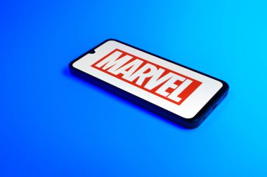 Prag, Çek Cumhuriyeti - 10 21 2024: Marvel logosunu gösteren akıllı telefon.