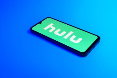 Prag, Çek Cumhuriyeti - 10 21 2024: Yüzeyde Hulu logosunu gösteren akıllı telefon.