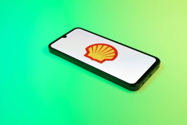 Prag, Çek Cumhuriyeti - 21 Ekim 2024: Kabuk logosunu gösteren modern akıllı telefon aygıtı.