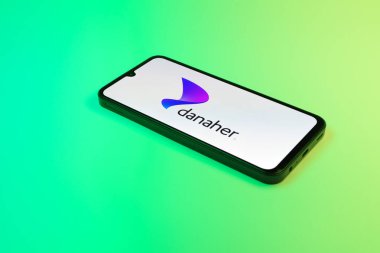 Prag, Çek Cumhuriyeti - 21 Ekim 2024: Danaher logosunu gösteren modern akıllı telefon aygıtı.