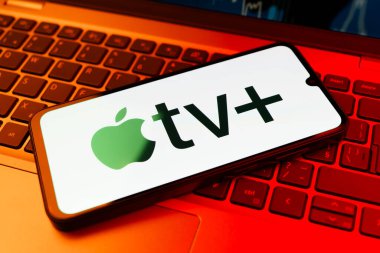 Prag, Çek Cumhuriyeti - 10 21 2024: Apple TV + logosunu gösteren akıllı telefon.