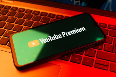 Prag, Çek Cumhuriyeti - 10 21 2024: Youtube Premium logosunu gösteren akıllı telefon. 