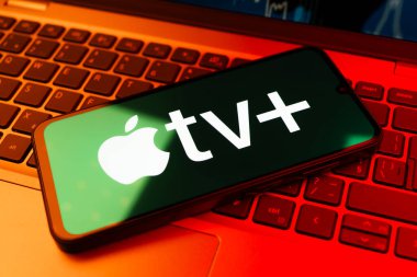 Prag, Çek Cumhuriyeti - 10 21 2024: Apple TV + logosunu gösteren akıllı telefon.