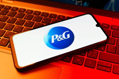 Prag, Çek Cumhuriyeti - 21 Ekim 2024: Dizüstü bilgisayardaki modern akıllı telefon aygıtı P & G logosunu gösteriyor.