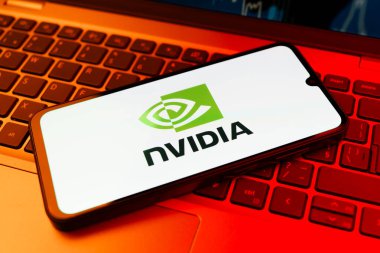 Prag, Çek Cumhuriyeti - 21 Ekim 2024: Bilgisayar klavyesindeki modern akıllı telefon aygıtı Nvidia logosunu gösteriyor.