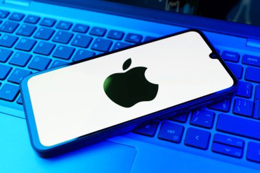 Prag, Çek Cumhuriyeti - 10 21 2024: Apple logosunu gösteren akıllı telefon.