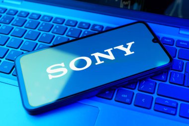 Prag, Çek Cumhuriyeti - 720 2024: Sony logosunu gösteren akıllı telefon