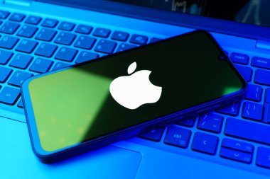 Prag, Çek Cumhuriyeti - 720 2024: Apple logosunu gösteren akıllı telefon