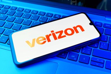 Prag, Çek Cumhuriyeti - 720 2024: Verizon logosunu gösteren akıllı telefon