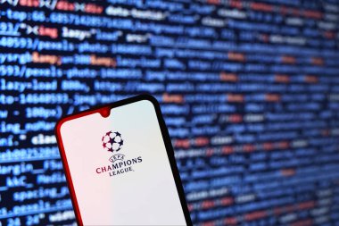 Prag, Çek Cumhuriyeti - 10 21 2024: Şampiyonlar Ligi logosunu gösteren akıllı telefon.